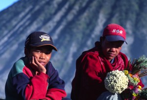 Indonesia - Bromo - offerte votive sul cratere