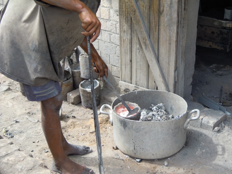 Madagascar - Fucina di alluminio Madagascar - Fucina di alluminio